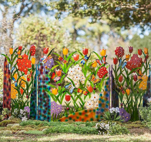 Pagar dengan hiasan mozaik warna-warni